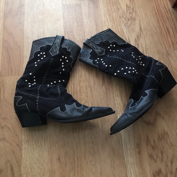 Boots - Picture 3 of 5